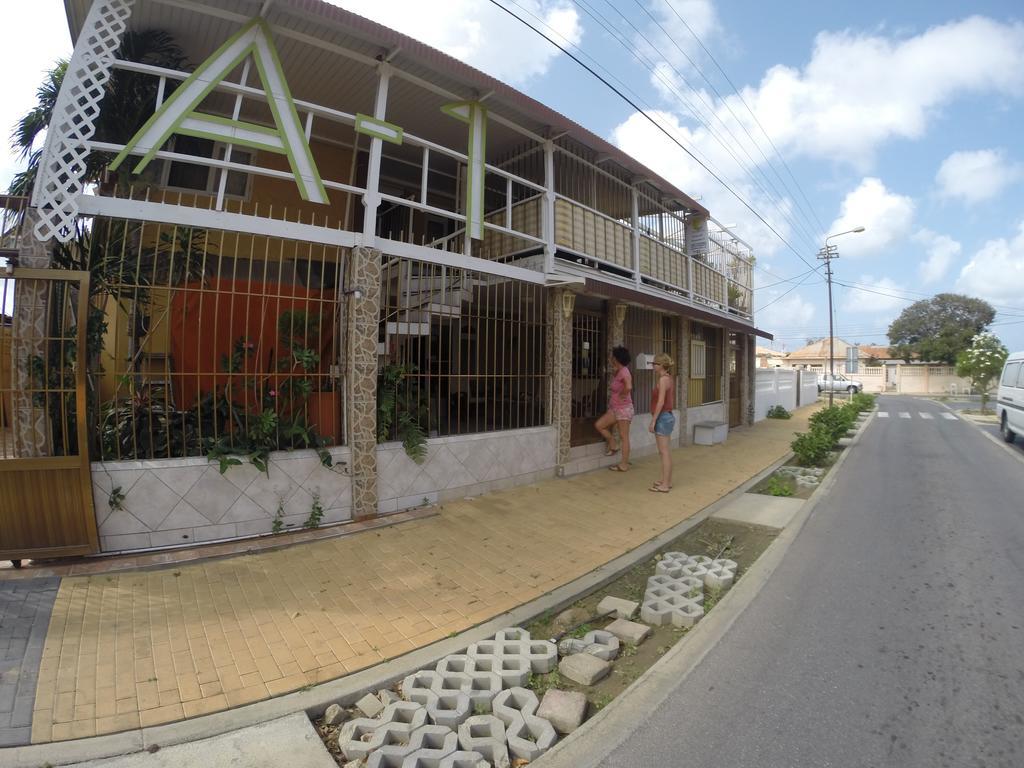 A1 Apartments Aruba Oranjestad Bagian luar foto