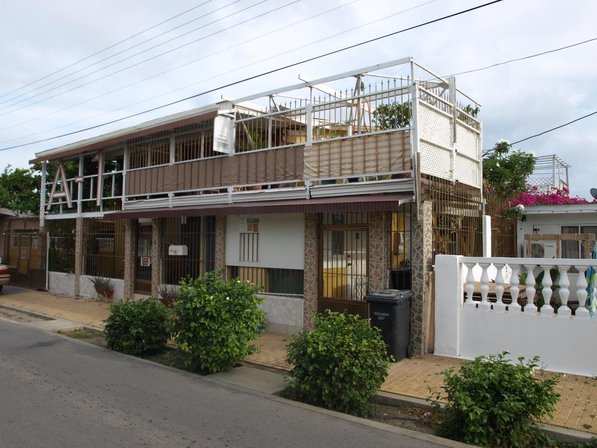 A1 Apartments Aruba Oranjestad Bagian luar foto